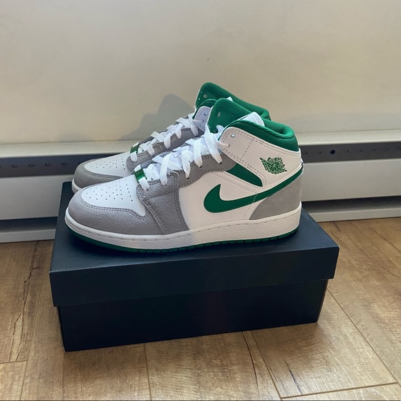 Jordan 1 Mid - Pine Green Smoke Grey / 8 Women - Picture 1 of 7